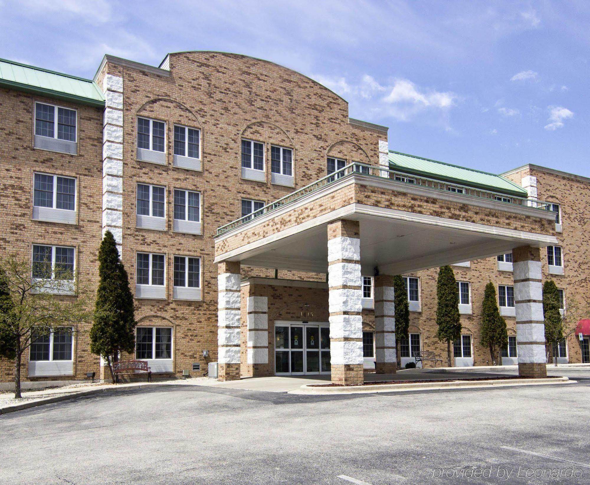 Comfort Inn & Suites Grafton-Cedarburg Exterior photo